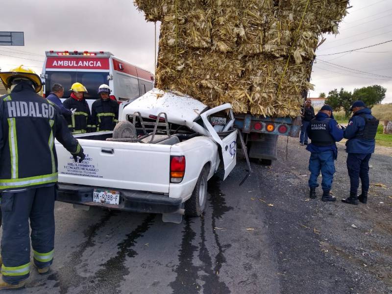 Muere hombre tras impactar su camioneta contra camión