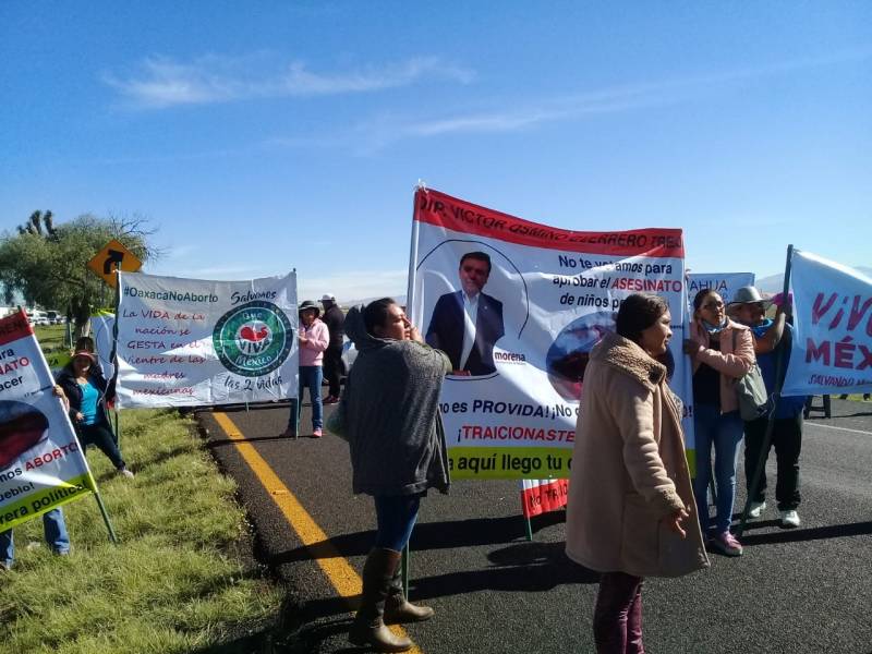 Ante el bloqueo vehicular de grupos provida, diputados de Hidalgo abren diálogo
