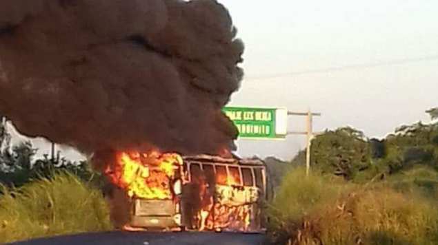 Incendian camiones para bloquear carretera Acapulco-Zihuatanejo