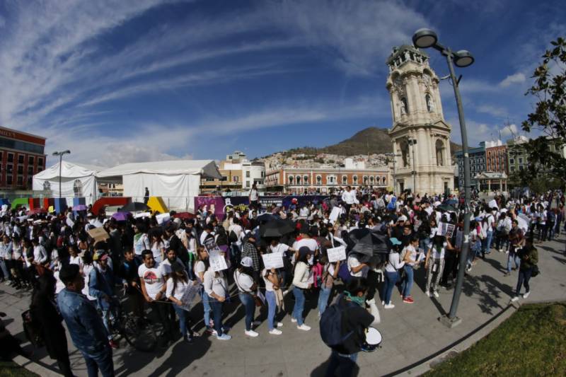 Marchan estudiantes de Pachuca  por desapariciones