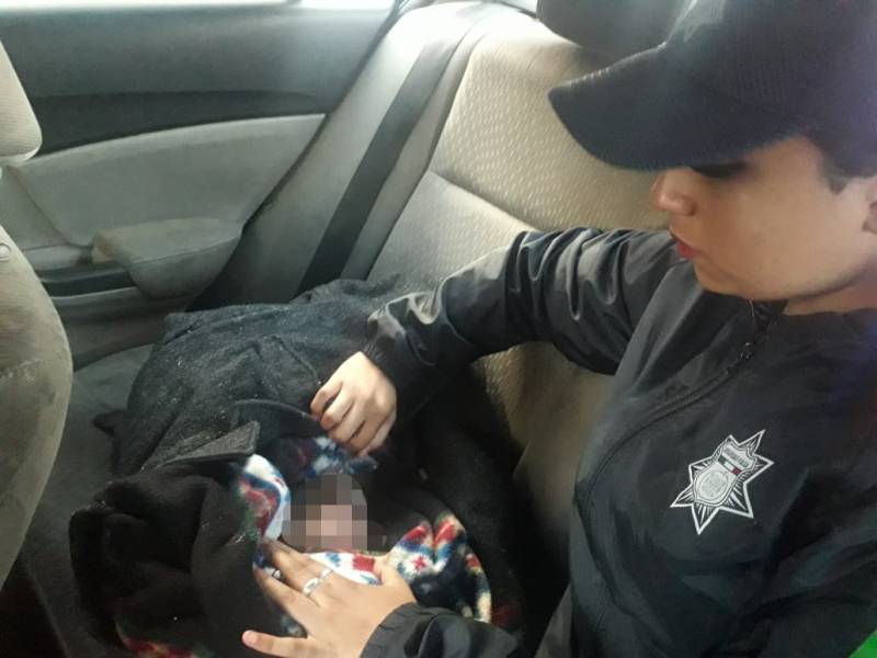 Encuentra policía a bebé abandonado en centro de Pachuca