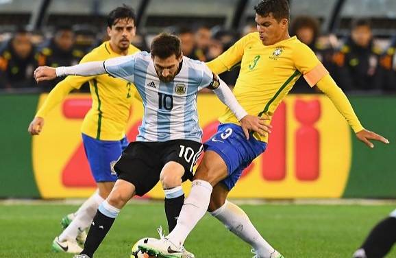 Messi influye en decisiones de árbitros: Thiago Silva
