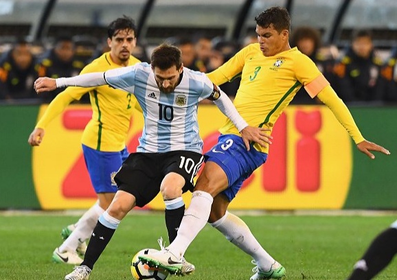 Messi influye en decisiones de árbitros: Thiago Silva