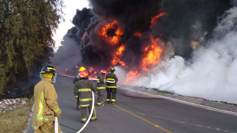 Evacúan 200 personas, de manera preventiva, por incendio de ducto de Pemex en Tetepango