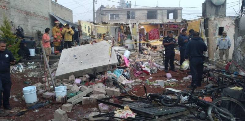 Mueren dos personas por explosión de polvorín en Tultepec