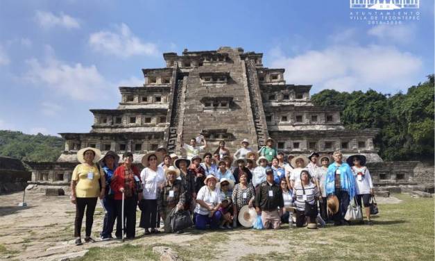 Abuelitos de Villa de Tezontepec realizan viaje recreativo a Veracruz