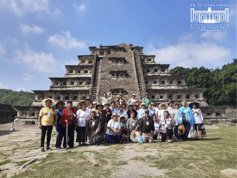 Abuelitos de Villa de Tezontepec realizan viaje recreativo a Veracruz