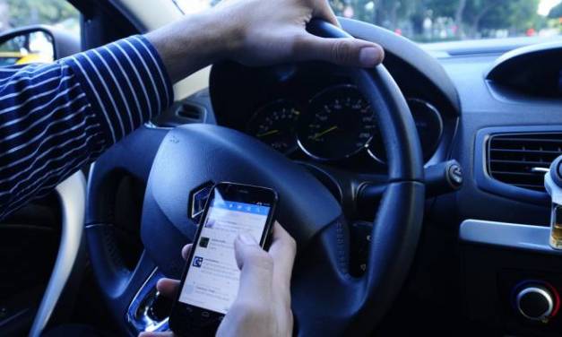 Denuncian a conductores de transporte público por uso de celular