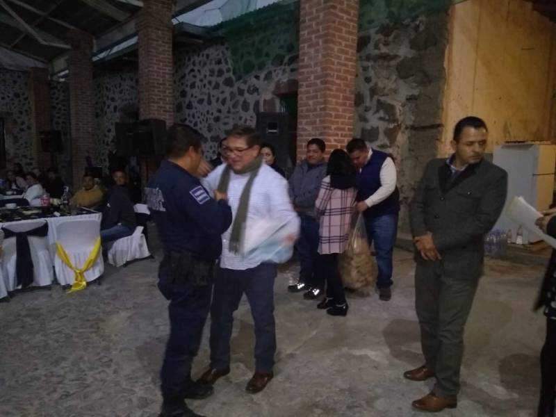 Reconocen a policías en su día en Villa de Tezontepec