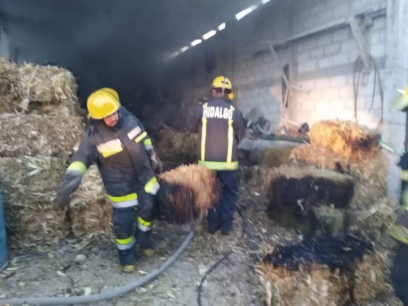 Bomberos atienden incendio en San Agustín Tlaxiaca