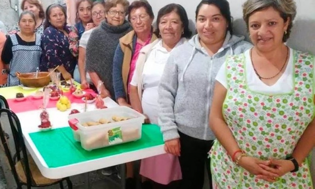 Mujeres santiaguenses reciben créditos y becas