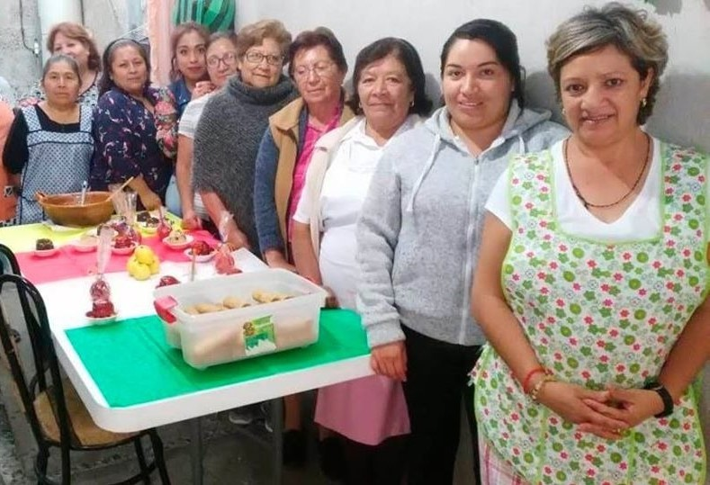Mujeres santiaguenses reciben créditos y becas