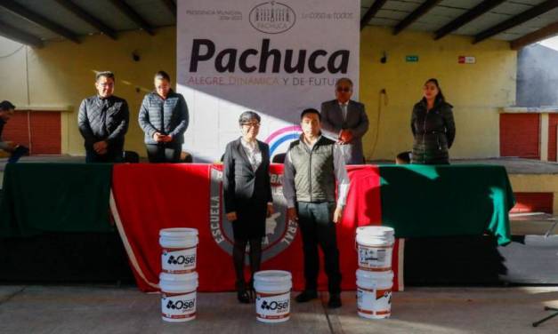 Ayuntamiento de Pachuca entrega becas a estudiantes de escasos recursos