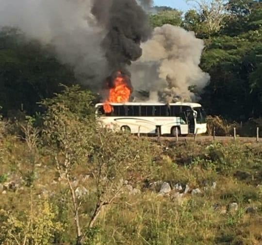 Comando armado causó destrozos en Coalcomán, Michoacán