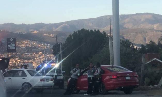 Clausuran gasolinera y el dueño con sus empleados bloquearon la carretera