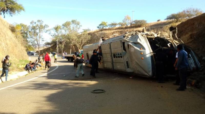 Volcadura de autobús en Oaxaca deja dos muertos y al menos 30 heridos