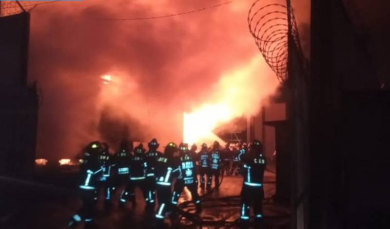 Desalojan a 3 mil personas por incendio en Santa Martha Acatitla
