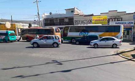 Piden atender invasión del acotamiento de la carretera México-Tuxpan en Tulancingo