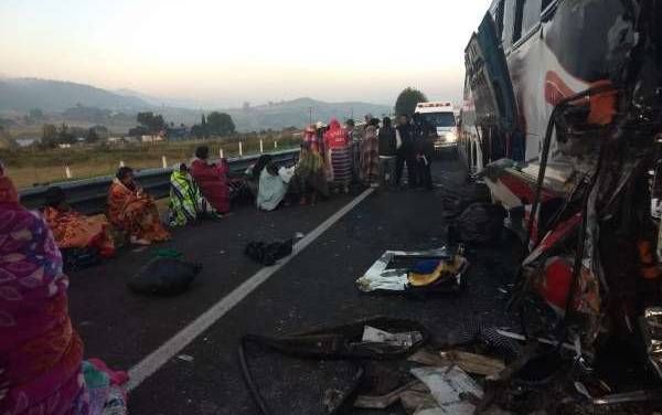 Autobús de peregrinos choca contra un tráiler, hay muertos y heridos