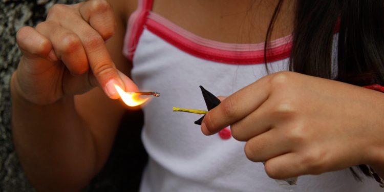 Niña de 7 años sufre quemaduras por cohete
