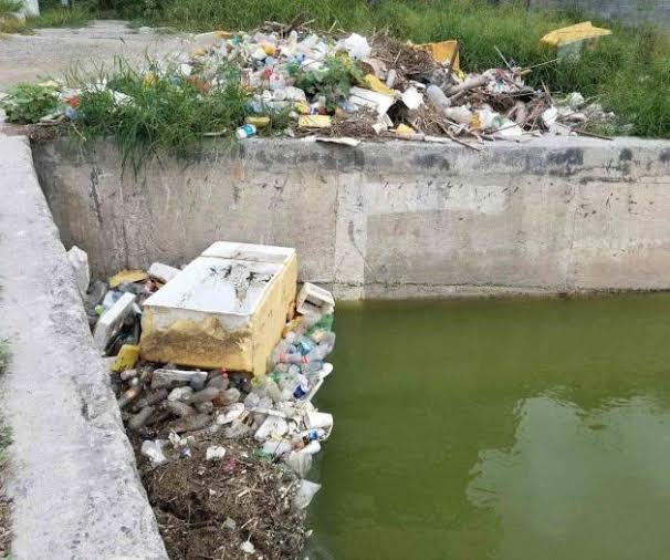 Denuncian a vecinos por tirar basura en canal