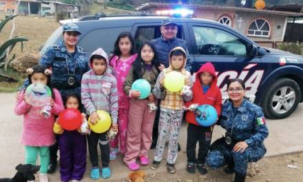 Policía Estatal entrega juguetes y ropa a niños escasos recursos