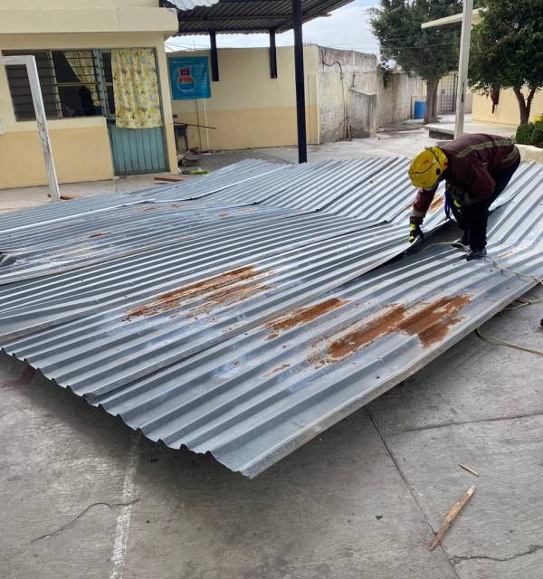 Vientos desprenden parte de techo de lámina de una escuela de Tulancingo
