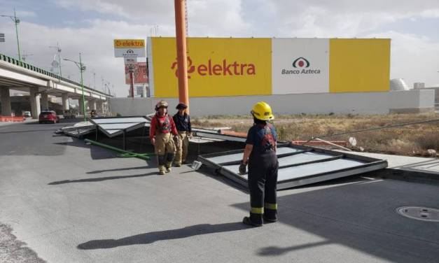 Viento derriba anuncios en cruce de bulevares Bonfil y Colosio