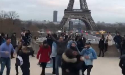 Mexicanos se viralizan tras bailar La Chona en la Torre Eifel