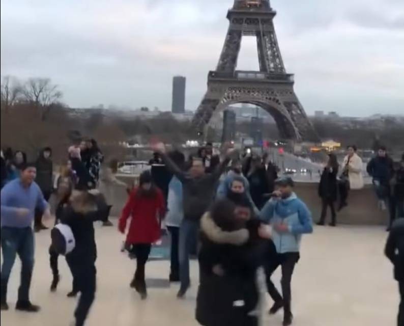 Mexicanos se viralizan tras bailar La Chona en la Torre Eifel