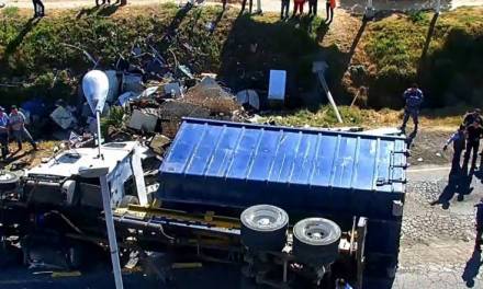 Vuelca Camión de carga en la Pachuca-Ciudad Sahagún
