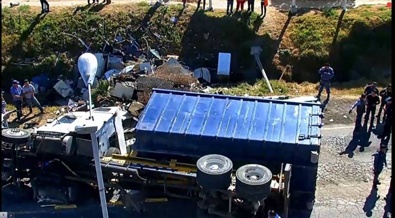 Vuelca Camión de carga en la Pachuca-Ciudad Sahagún