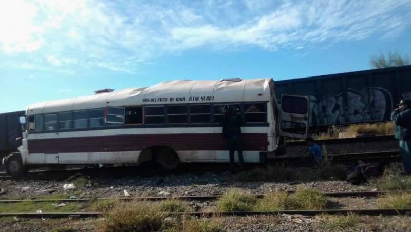 Choque entre tren y camión deja 5 muertos, en Vícam Sonora