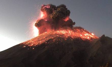 Popocatépetl emite nueva explosión, con fumarola de 3 kilómetros