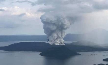 Evacúan a 24 mil 500 personas por erupción de volcán en Filipinas