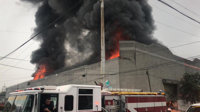 Evacúan a 500 personas por incendio en Monterrey