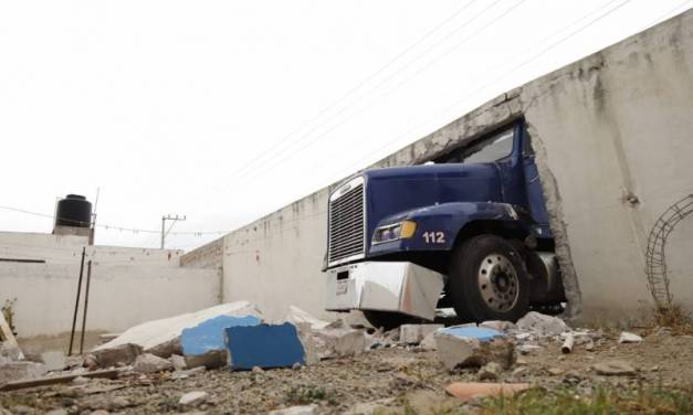Choca tráiler contra muro en Epazoyucan, no hubo lesionados