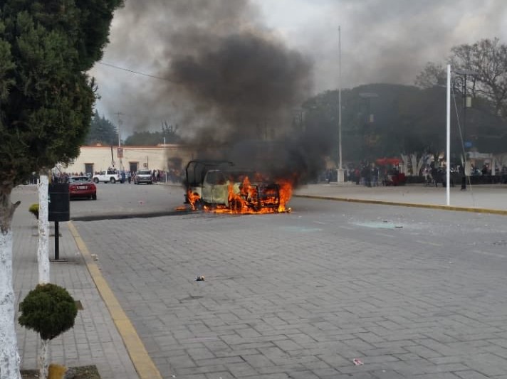 Con destrozos y quema de patrullas piden destitución de alcalde de Amozoc, Puebla