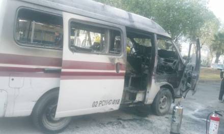 Se incendia camioneta de transporte público de Pachuca