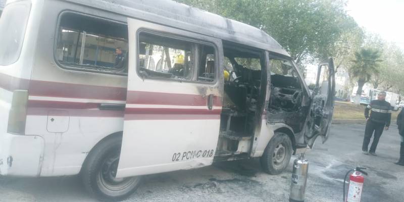 Se incendia camioneta de transporte público de Pachuca