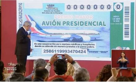 Amlo presenta ‘cachito’ para rifa del avión presidencial
