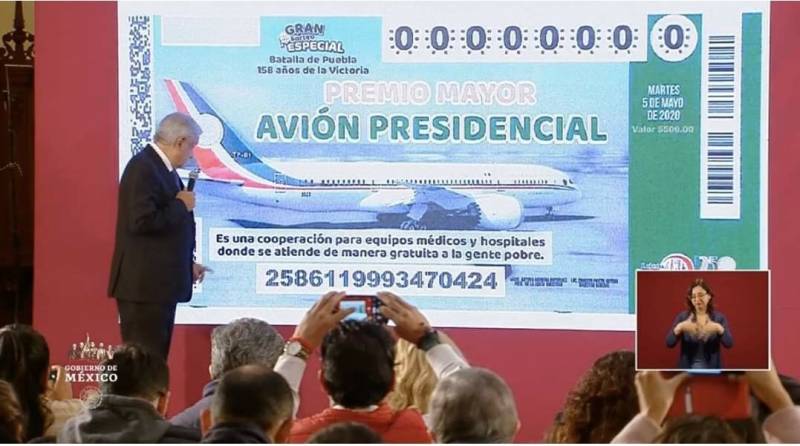 Amlo presenta ‘cachito’ para rifa del avión presidencial