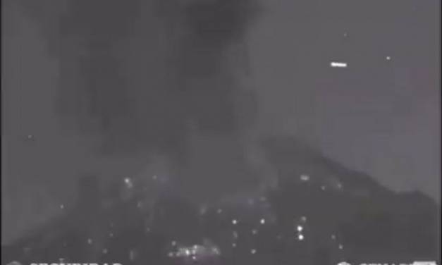 Ovni es captado en explosión de Popocatépetl