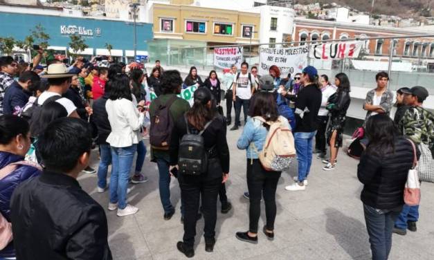 Marchan estudiantes en protesta por casos de acoso y desapariciones