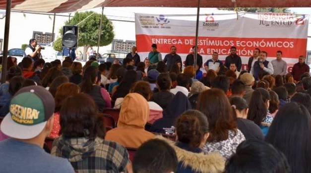 Realizan la primera entrega de becas para transporte 2020