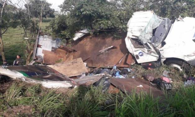 Vuelca camión con migrantes en Veracruz; hay un muerto y 45 lesionados