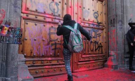 Amlo pide a feministas no pintar paredes y puertas