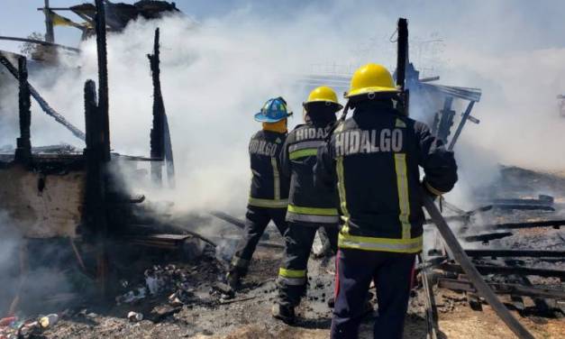 Flamazo provoca incendió en una casa de Tlapacoya