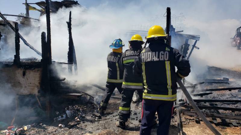 Flamazo provoca incendió en una casa de Tlapacoya