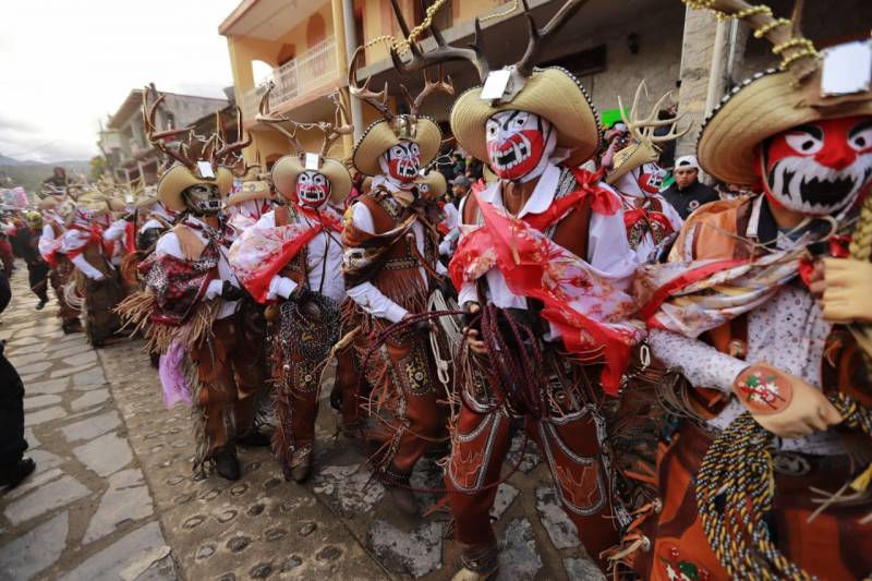 Entre cuernudos, monos y comanches se impone majestuoso el carnaval de Calnali